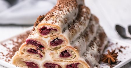 Zwijają naleśniki i układają jeden na drugim. Mołdawska piramida bije na głowę drogie torty