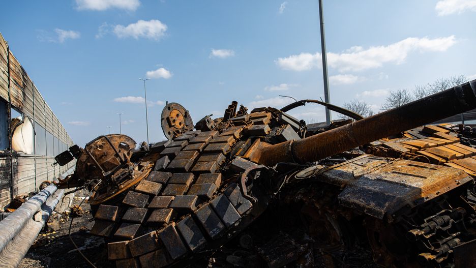 KALYNIVKA, KYIV, UKRAINE - 2022/03/25: The damaged turret of the Russian T-72 battle tank is seen in Kyiv Oblast. Day 29 of the Russia-Ukraine war, Ukraine continues the defence of its capital Kyiv from Russia attack. Ukraine Ministry Defense claimed they had destroyed 561 Russian tanks. NATO says Russia may have lost 15,000 troops in just a month of the war. (Photo by Alex Chan Tsz Yuk/SOPA Images/LightRocket via Getty Images)