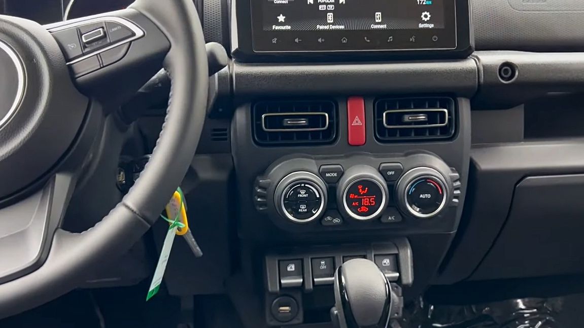 Kabina dobrze wyposażonego Suzuki Jimny 5d