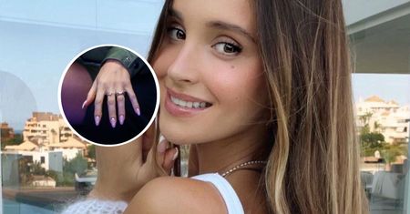 Manicure Mariny to hit. W salonie poproś o "cotton candy chrome"