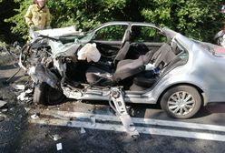 Zderzenie auta z busem na Dolnym Śląsku. W akcji śmigłowiec LPR