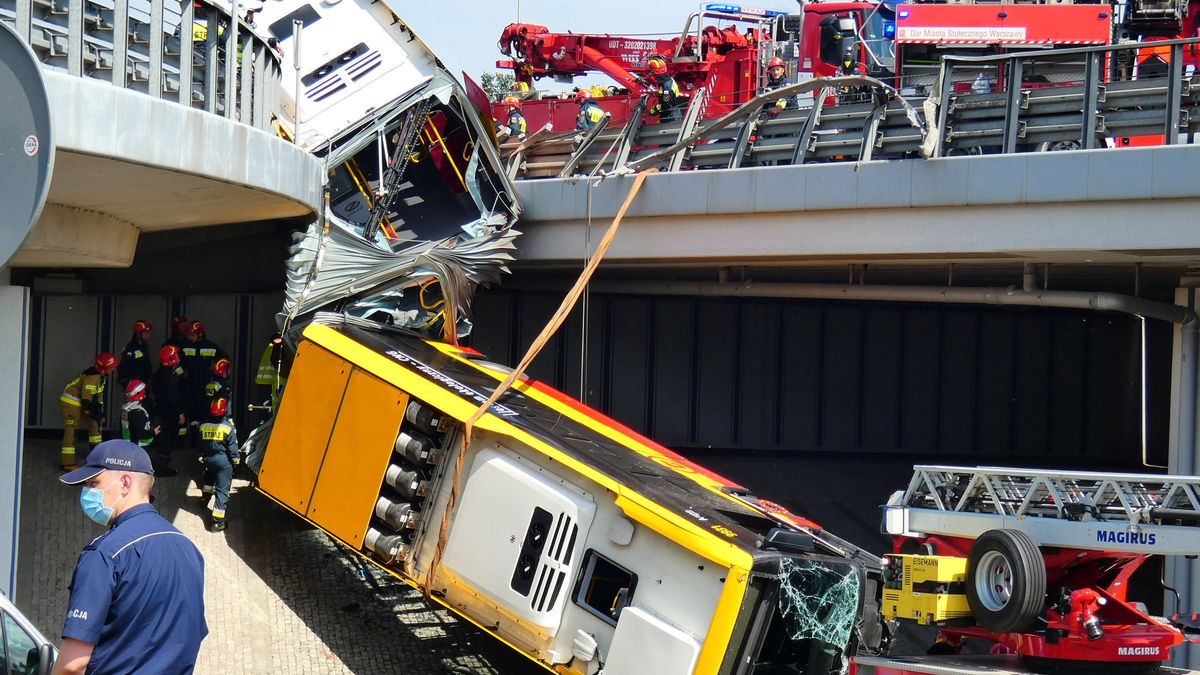 Na zdjęciu autobus, który wypadł z mostu Grota-Roweckiego