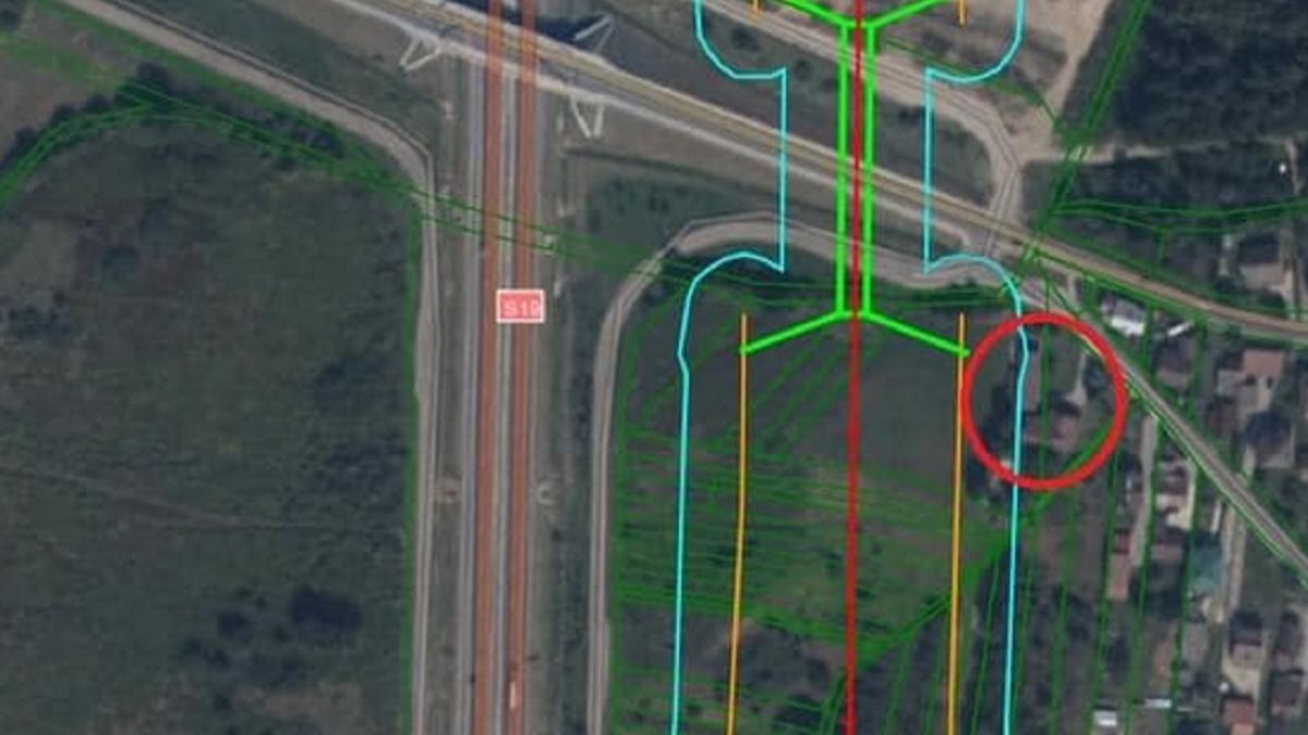 Planowany przebieg linii kolejowej na boisku