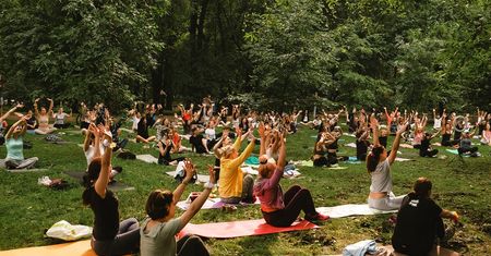 Lublin Joga Festiwal – lublinianie ćwiczą jogę na trawie w Parku Ludowym. Przyjdź i Ty. Poczuj spokój i dobrą energię