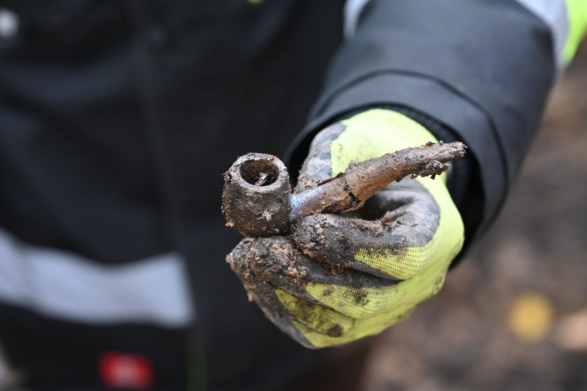 Archeolodzy z pracowni POMOST prowadzą wykopaliska powojennych mogił na terenie cmentarza komunalnego w Tomkowicach.