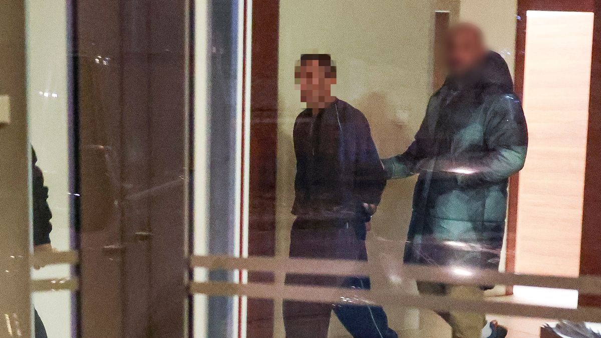 Warszawa, 05.01.2024. 43-latek (L) zatrzymany w związku ze śmiertelnym potrąceniem 14-latka na przejściu dla pieszych doprowadzony do prokuratury Rejonowej Warszawa-Wola, 5 bm. Do tragicznego wypadku doszło w piątek 3 bm. w rejonie skrzyżowania ulic Ordona i Jana Kazimierza na oznakowanym przejściu dla pieszych. Kierowca busa potracił tam 14-letniego chłopca, nie udzielił mu pomocy i oddalił się z miejsca zdarzenia. (jm) PAP/Albert Zawada *** UWAGA!!! ZAKAZ PUBLIKACJI WIZERUNKU I DANYCH OSOBOWYCH ZATRZYMANEGO! ***