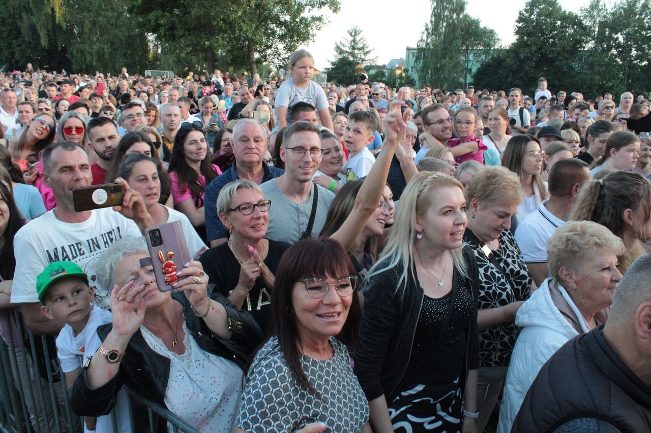 Bobolice: Koncert zespołu "Piękni i Młodzi" rozgrzał publiczność do czerwoności