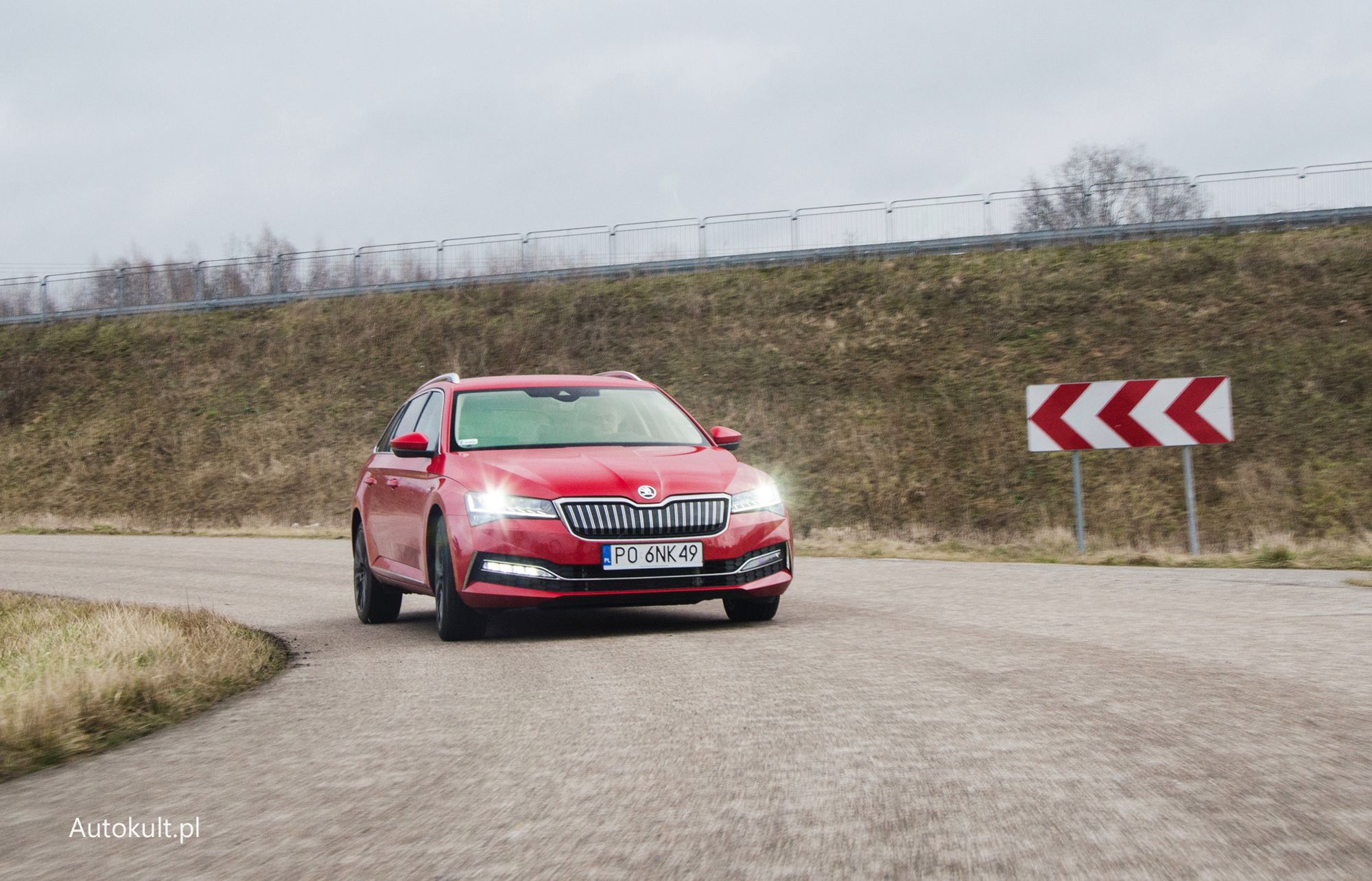 W zakręcie Skoda Superb iV jest taka jak inne, a problem z trakcją przedniej osi podczas przyspieszania nie występuje w takich sytuacjach, bo uwolnienie pełnej mocy musi być poprzedzone silnym wciśnięciem pedału gazu.