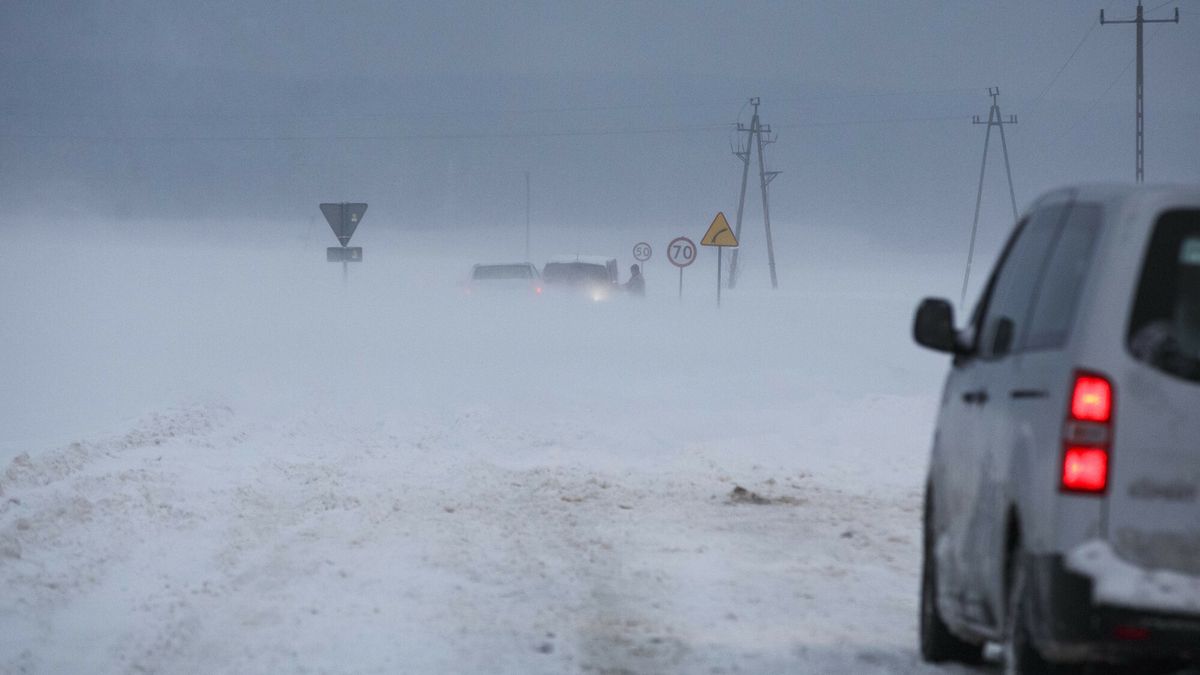 ?nieg i zawieje parali?owa?y ruch na drogach w podlaskim20.01.2024 Lomza opady sniegu , zawieje i zamiecie sniezne paralizowaly ruch na drogach regionu N/z droga do Gielczyna samochody zakopaly sie w sniegu  fot Marek Maliszewski/REPORTERMarek Maliszewski/REPORTER