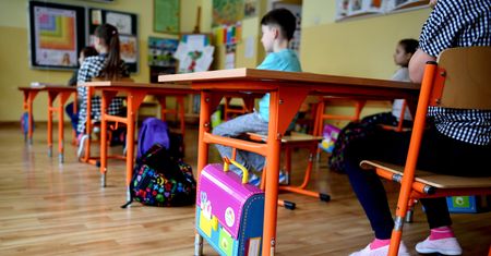 Koronawirus. Wielka Brytania. Ekspert: powrót do szkoły lepszy niż zostanie w domu