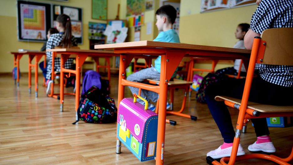 Koronawirus. Wielka Brytania. Ekspert: powrót do szkoły lepszy niż zostanie w domu