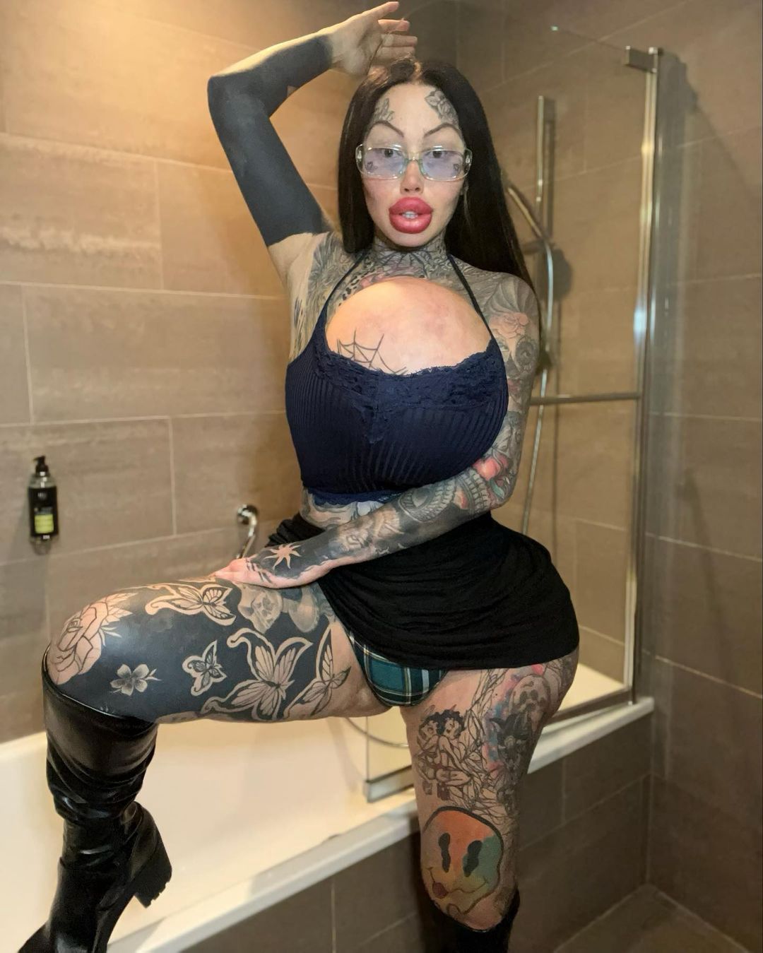 Instagramowej modelce wybuchł implant piersi. Ważył 10 kg