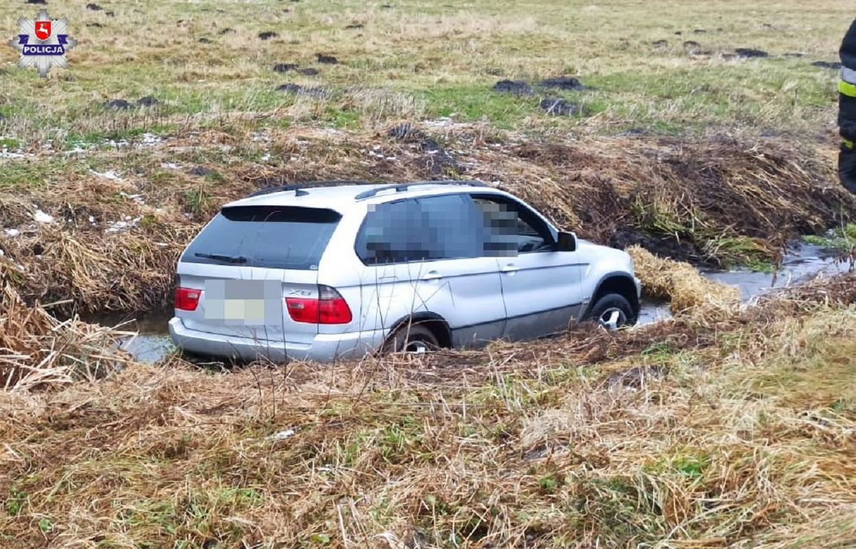 BMW wylądowało w rowie