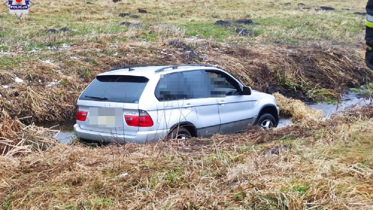 BMW wylądowało w rowie