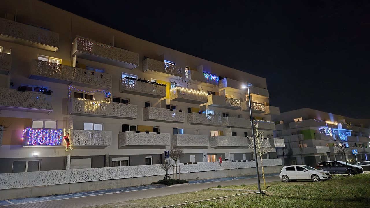 Rozświetlone balkony przyciągają tłumy. Poznańskie osiedle stało się świątecznym fenomenem