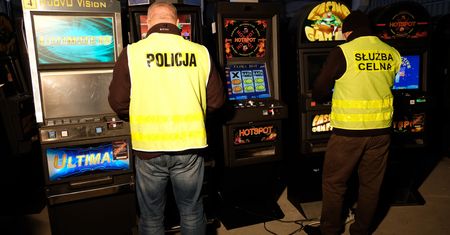 Za grę na nielegalnych automatach zapłacisz fortunę. Nagrodę też ci zabiorą