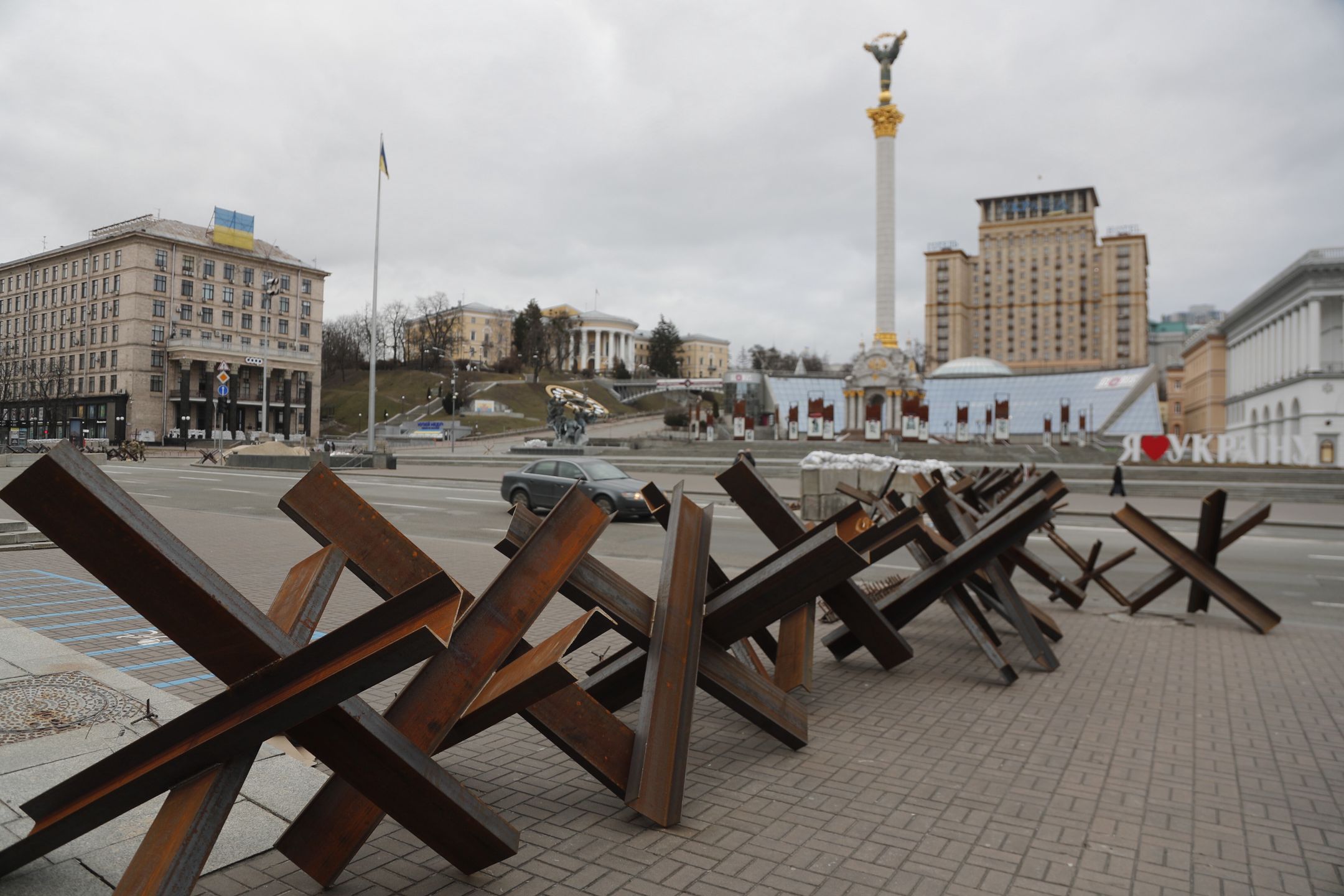 epa09804130 Czech hedgehog block a street in downtown Kiev (Kyiv), Ukraine, 05 March 2022. According to the United Nations (UN), at least one million people have fled Ukraine to neighboring countries since the beginning of Russia's military aggression on 24 February 2022. The UN estimates that around 160,000 Ukrainians are currently internally displaced.  EPA/ZURAB KURTSIKIDZE Dostawca: PAP/EPA.