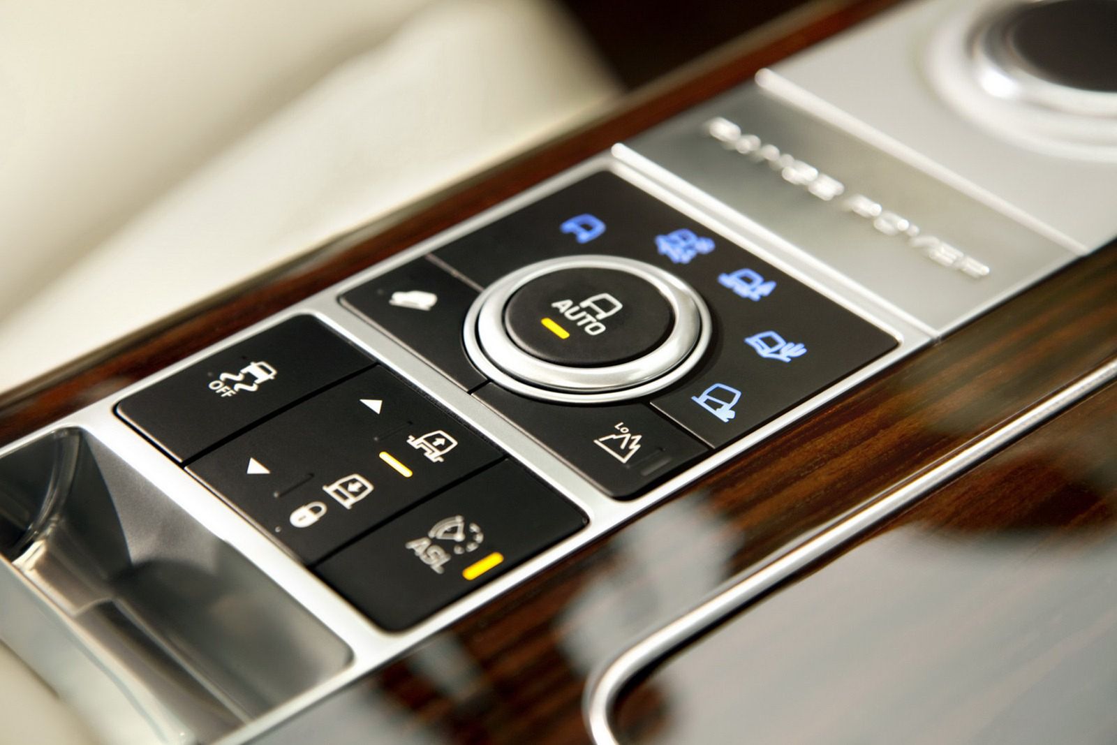 Nowy Ranger Rover (2013) w obszernej galerii 14