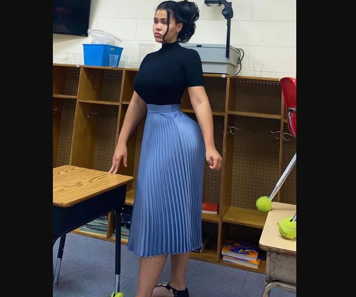 Kobieta fotografuje swoje stroje, gdy przebywa w szkole