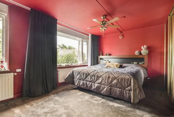 Nigdy nie maluj tak sypialni. Te kolory mogą zakłócać sen i odpoczynek