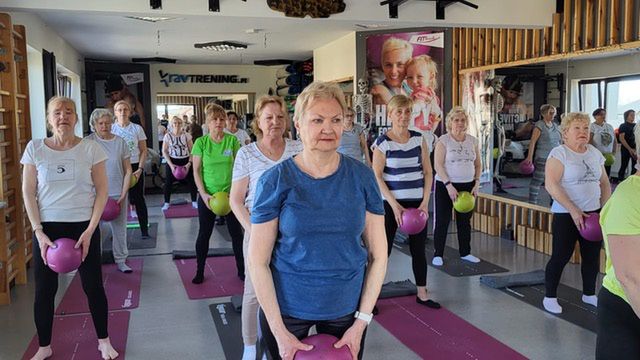 Seniorzy ćwiczą pilates