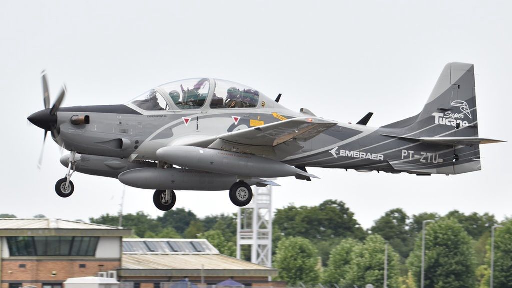 Załoga Super Tucano składa się z dwóch osób: pilota i operatora uzbrojenia.