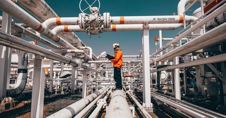 Ceny ropy pikują. Analitycy wskazują na raporty OPEC+ oraz IEA