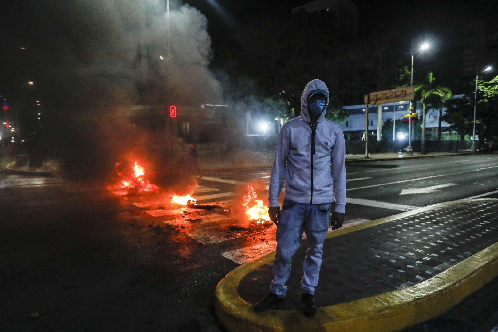Protest against reelection of Venezuelan President Maduro for 3rd term in Caracas
CARACAS, VENEZUELA - JULY 29: Demonstrators burn rubber and objects during a protest against reelection of Venezuelan President Nicolas Maduro for the 3rd term one day after the Venezuelan presidential elections in Caracas, Venezuela on July 29, 2024. Opposition supporters questioned electoral victory claimed by Venezuelan President Nicolas Maduro. Pedro Rances Mattey / Anadolu/ABACAPRESS.COM 
Dostawca: PAP/Abaca
AA/ABACA
2024, Burning, Caracas, demonstrators, fire, flame, July, Nicolas Maduro, Opposition supporters, protest, reelection of Venezuelan President, Venezuela, Venezuelan President