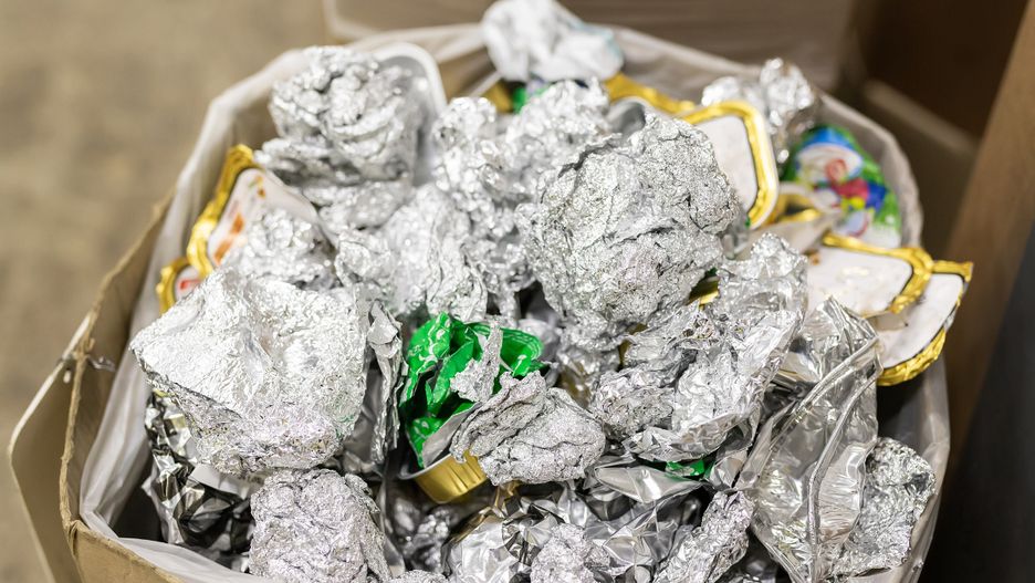 Gdzie wyrzucić zużytą folię aluminiową?