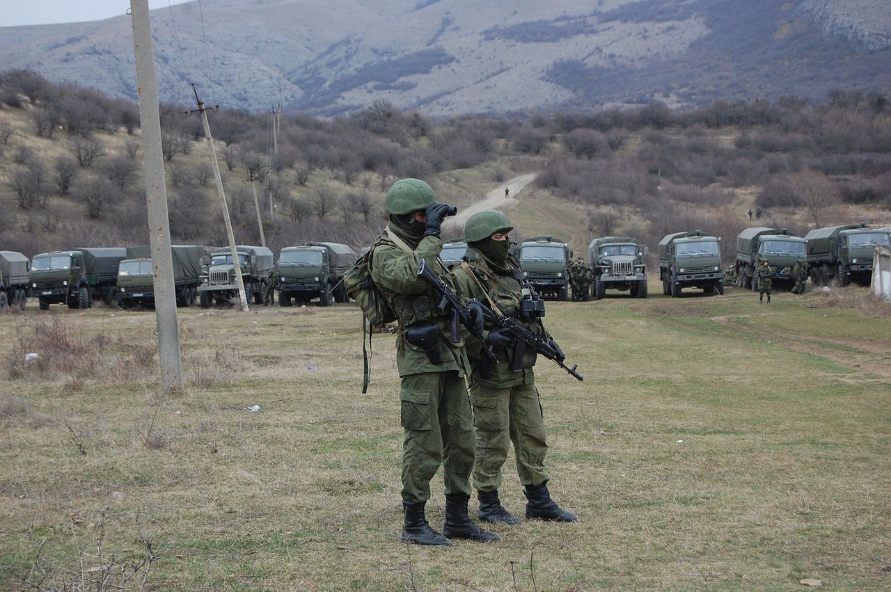 Ukrainian forces dismantle Russian defenses in Crimea, urge retreat