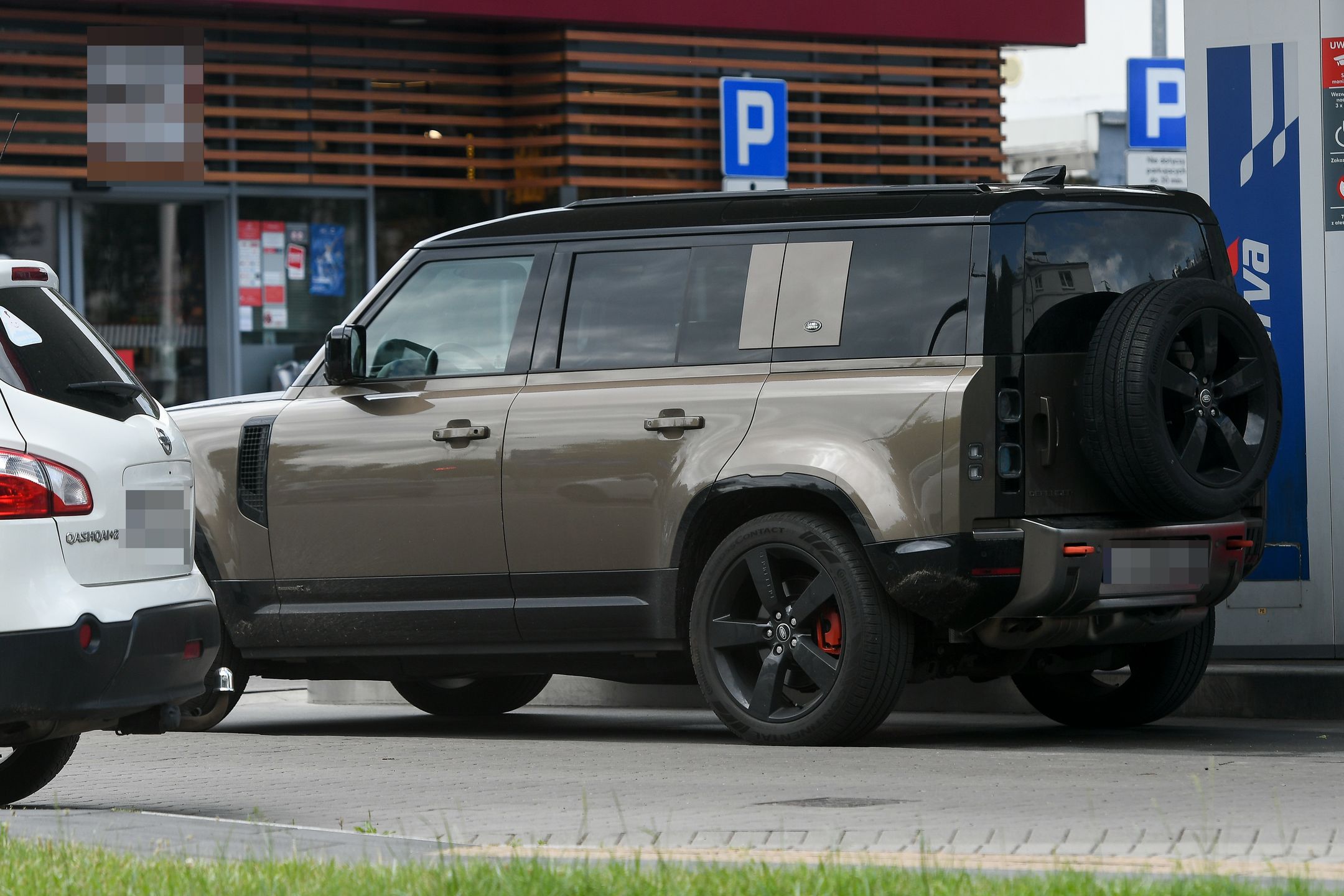 Tomasz Karolak na stacji paliw