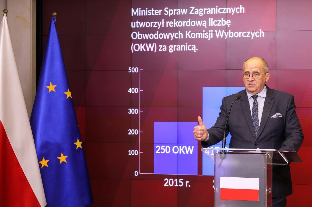 Minister spraw zagranicznych Zbigniew Rau podczas konferencji prasowej w sprawie organizacji głosowania za granicą 