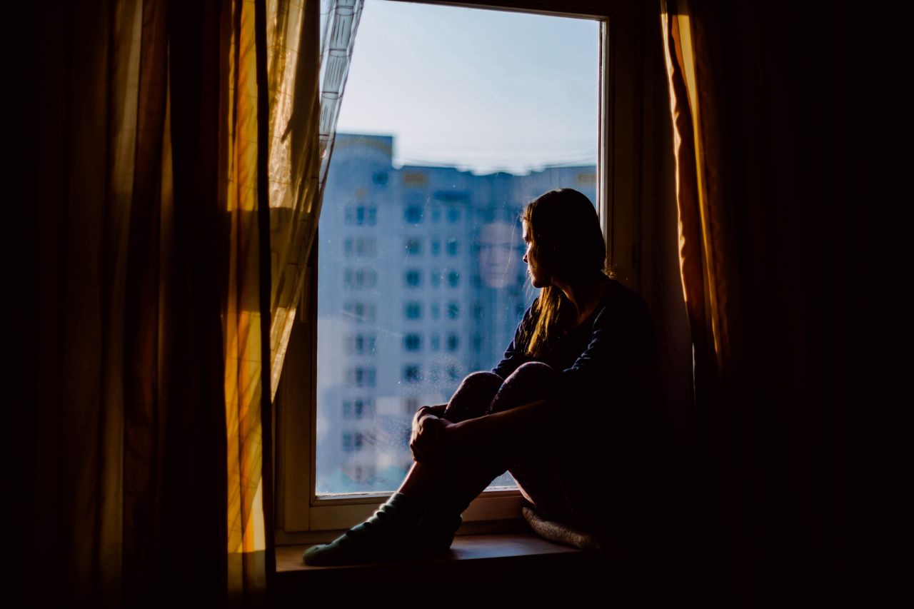 "Żyją w tzw. poczekalni dusz". Psycholog wyjaśnia, czym jest "ruminowanie"