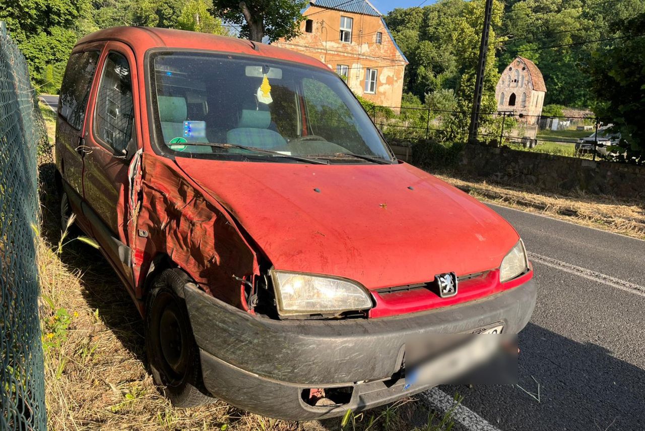 Rozbił kradzione auto. Był pijany, poszukiwany i miał zakaz prowadzenia