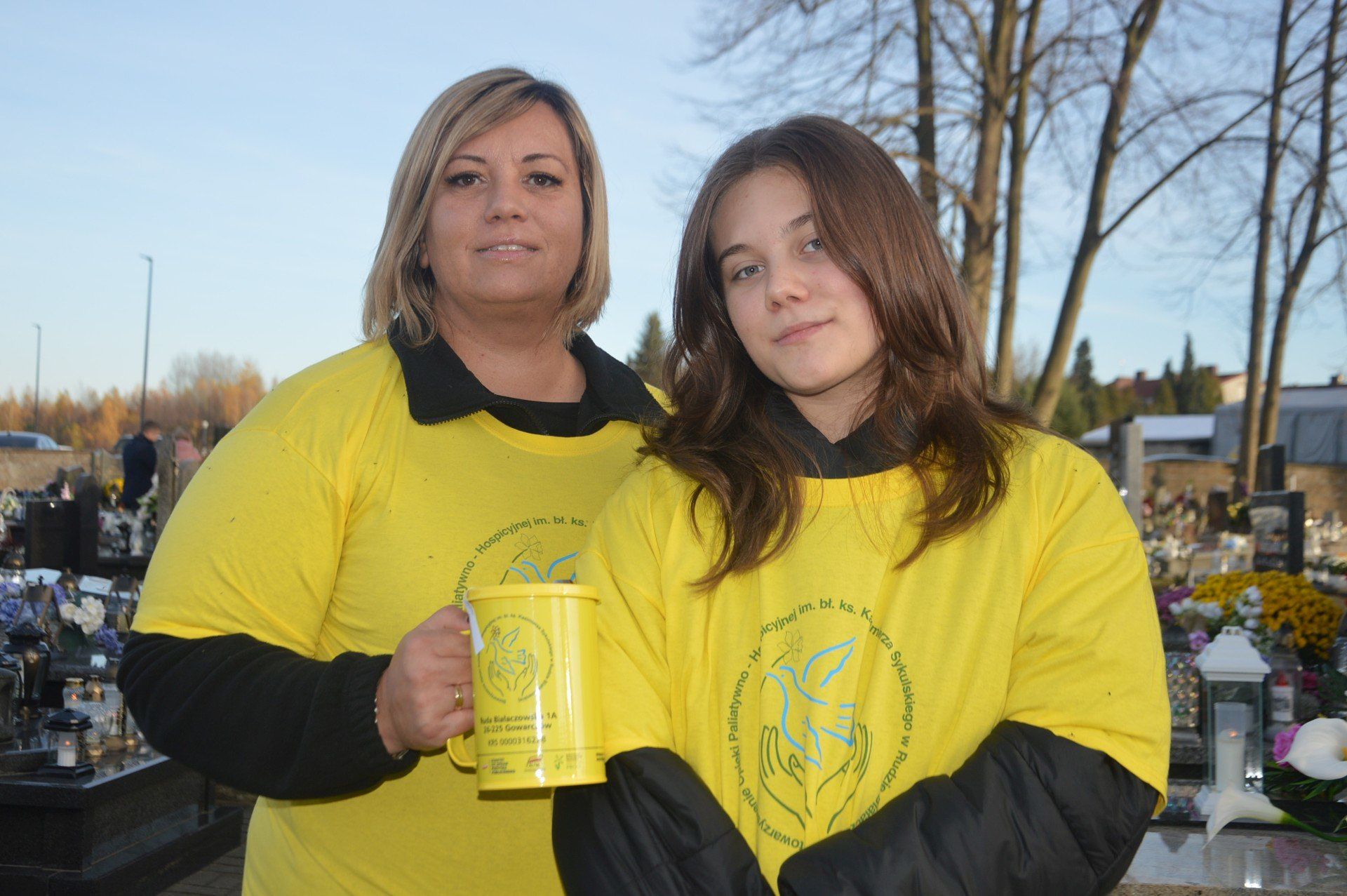 Wolontariuszy w żółtych koszulkach można było spotkać na 14 cmentarzach. Kwestują Justyna Krawczyk i jej córka Zofia