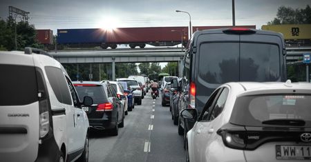 Parkowanie w Poznaniu droższe niż obiad. Miasto łata dziury budżetowe kieszeniami kierowców