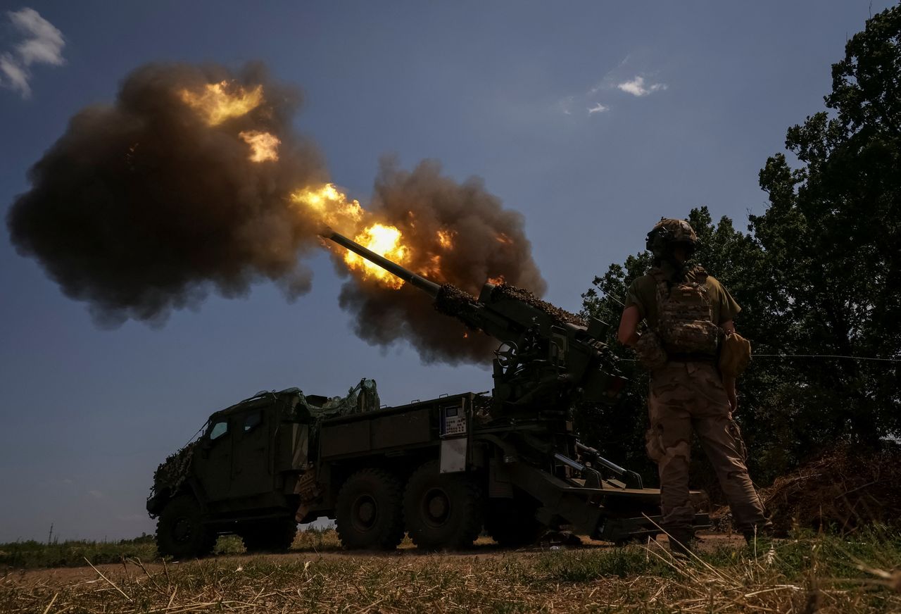 Howitzer 2S22 Bogdana during use on the front.