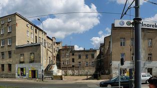 Dramatyczne sceny na Bałutach. Betonowy płot runął na chłopca