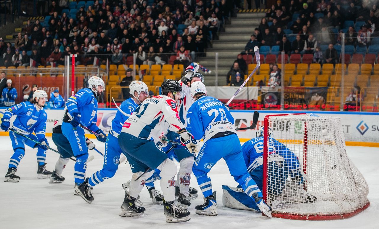 Krążek w siatce i jest 2:0 dla KH Energi