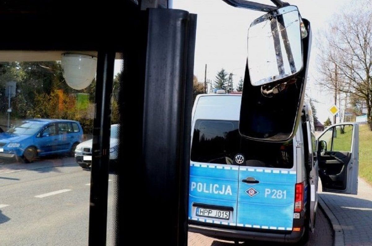 Miał na sobie tylko bluzę, spodnie i kapcie. Reakcja kierowcy autobusu