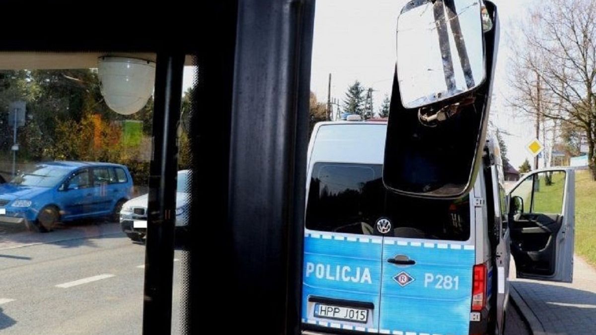 17-latek podróżował autobusem.