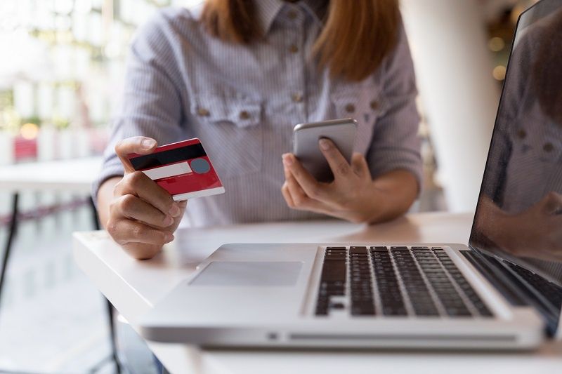 karta kredytowa telefon laptop bankowość