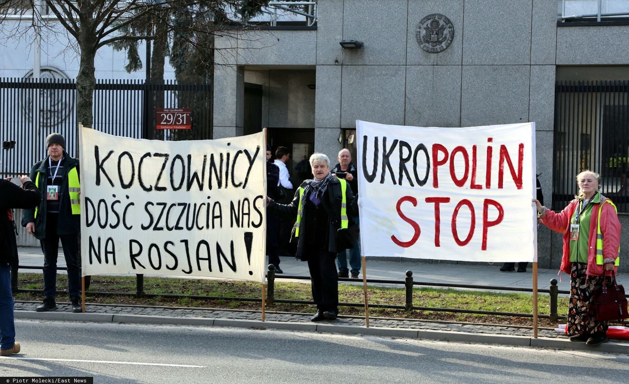 Skandaliczne hasła w trakcie protestu. Pokazali kto trzymał baner