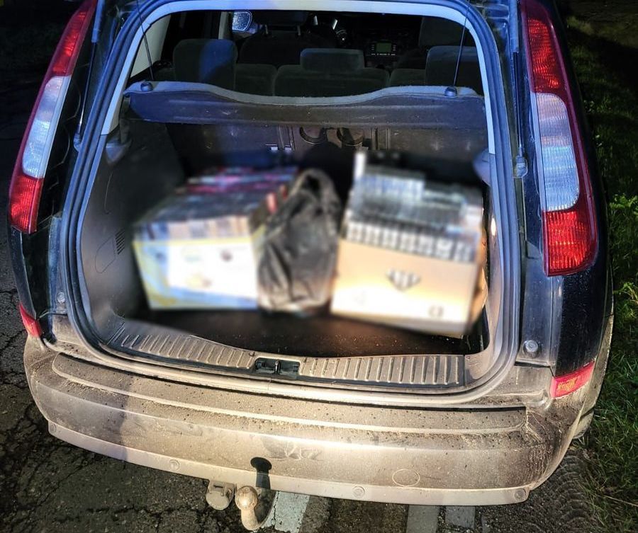 Lubelskie: Zajrzano do bagażnika forda. Ponad 1000 paczek papierosów