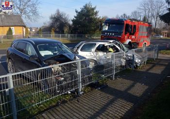 Miączyn: Czołowe zderzenie na DK74. Dwie osoby trafiły do szpitala