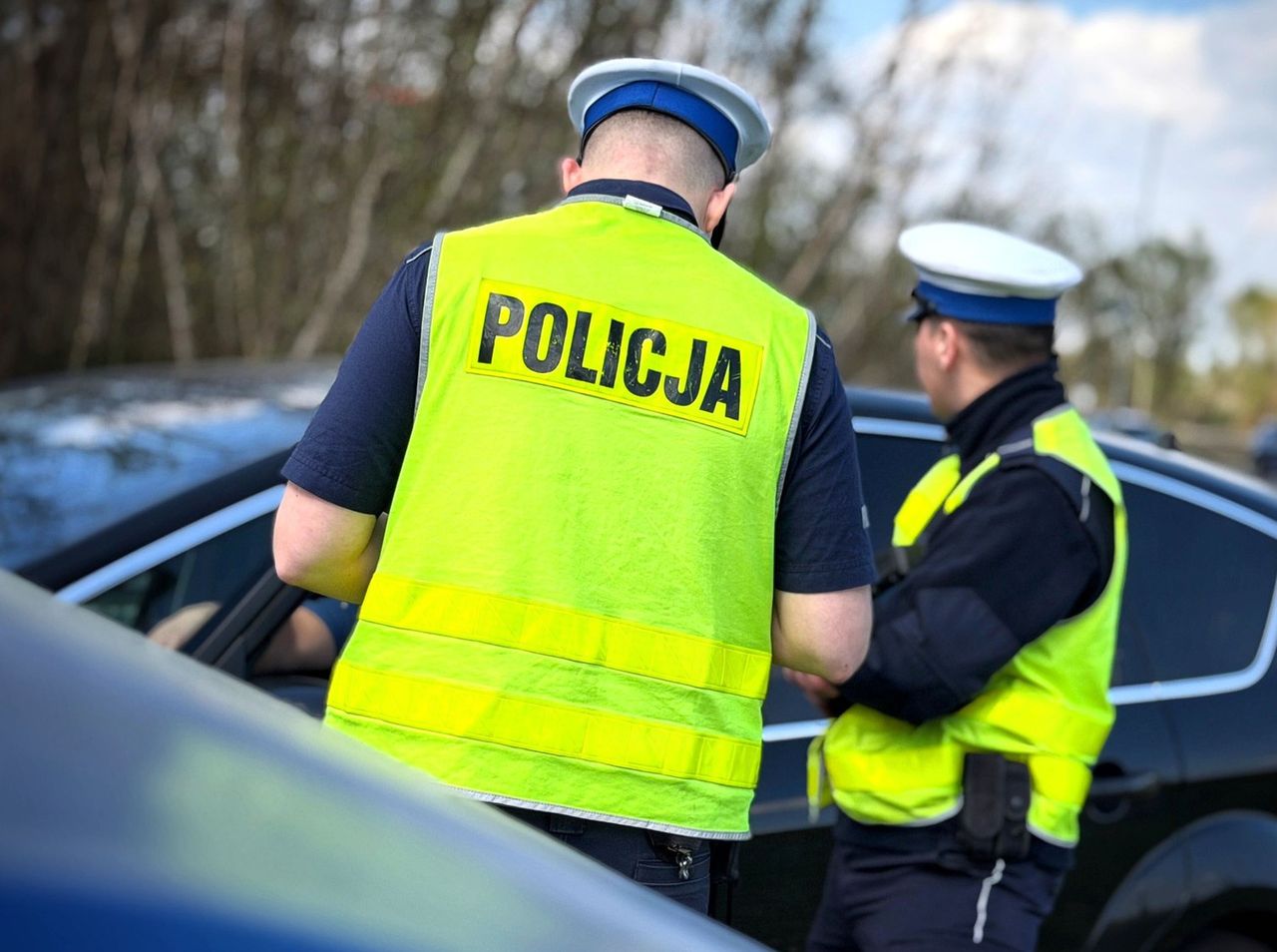 Groźny wypadek w Szczecinie. Auto wjechało w zakład pogrzebowy