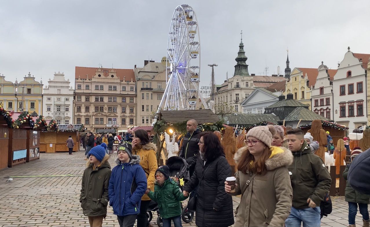 Mimo pustych kramów turyści cieszą się atmosferą świąt 