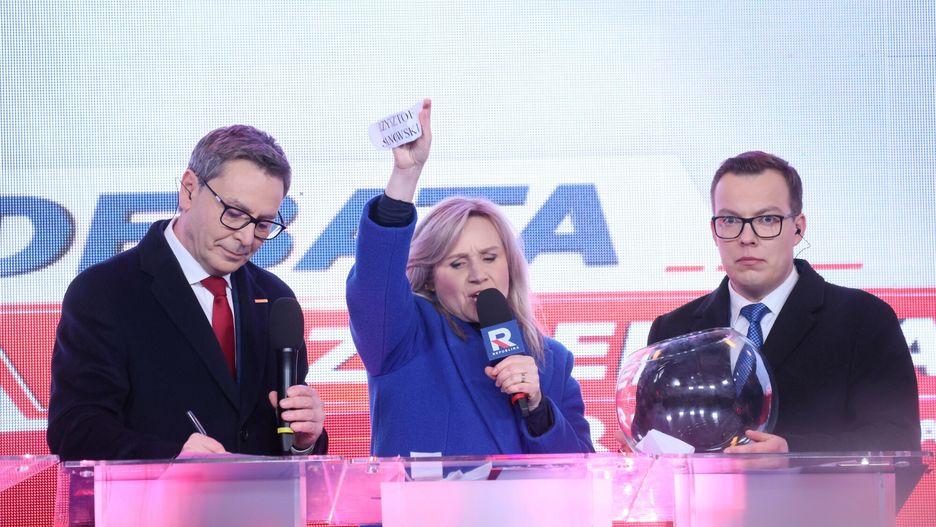 Prowadzący podczas kwietniowej debaty w Końskich