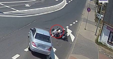 Pijany skuterzysta zderzył się z mercedesem. Wstał i pojechał dalej. Zapomniał o wnuku