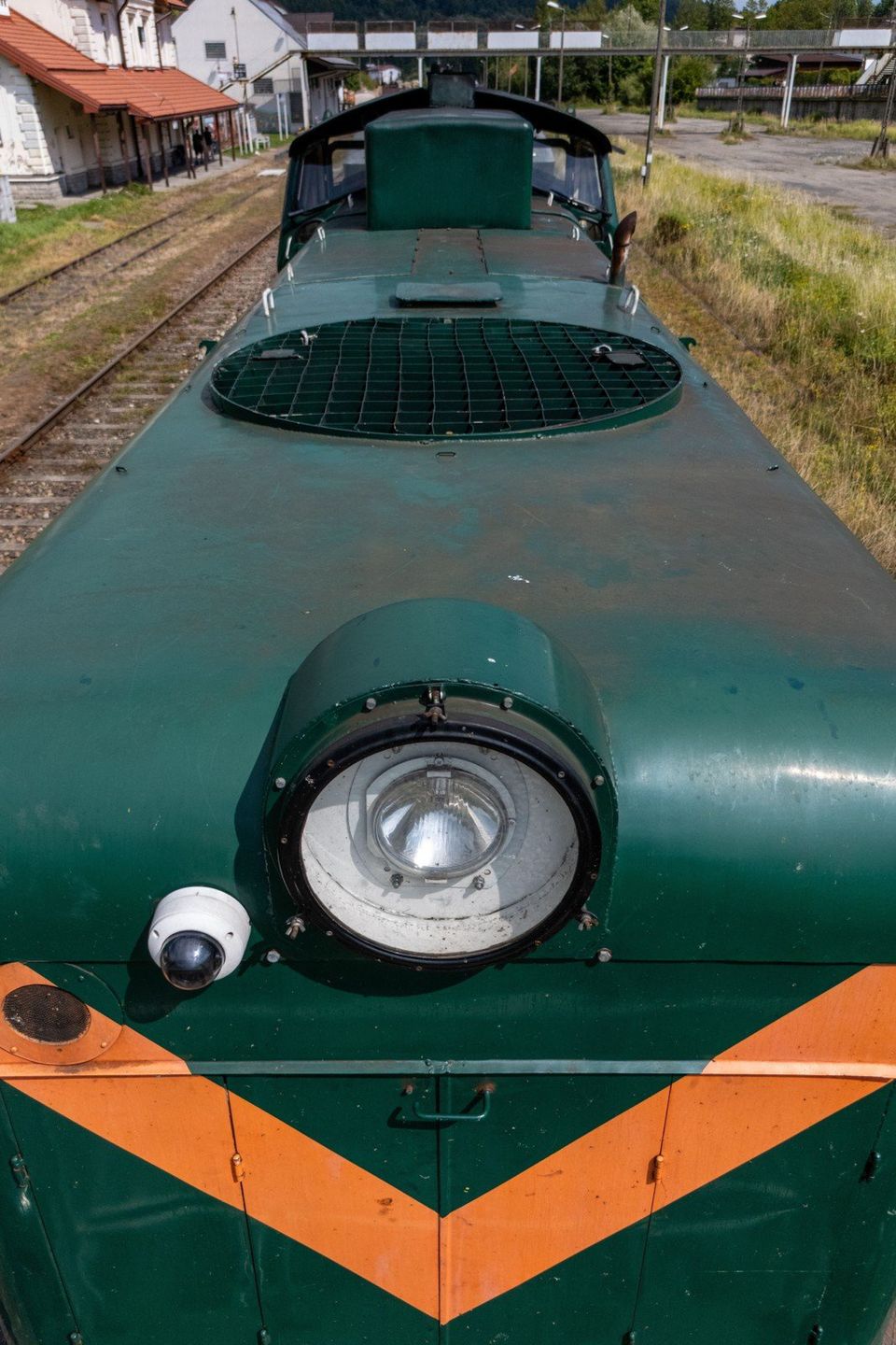 Kursujący z Jasła do Krościenka odrestaurowany &#34;Retro Express Bieszczady&#34; podczas postoju na stacji w Ustrzykach Dolnych, 10 bm.